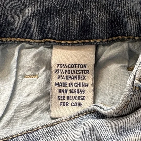 #PG923- Poppy & Grace Light Wash Cropped Capri with Daisy Appliqué- 18W - Picture 12 of 12